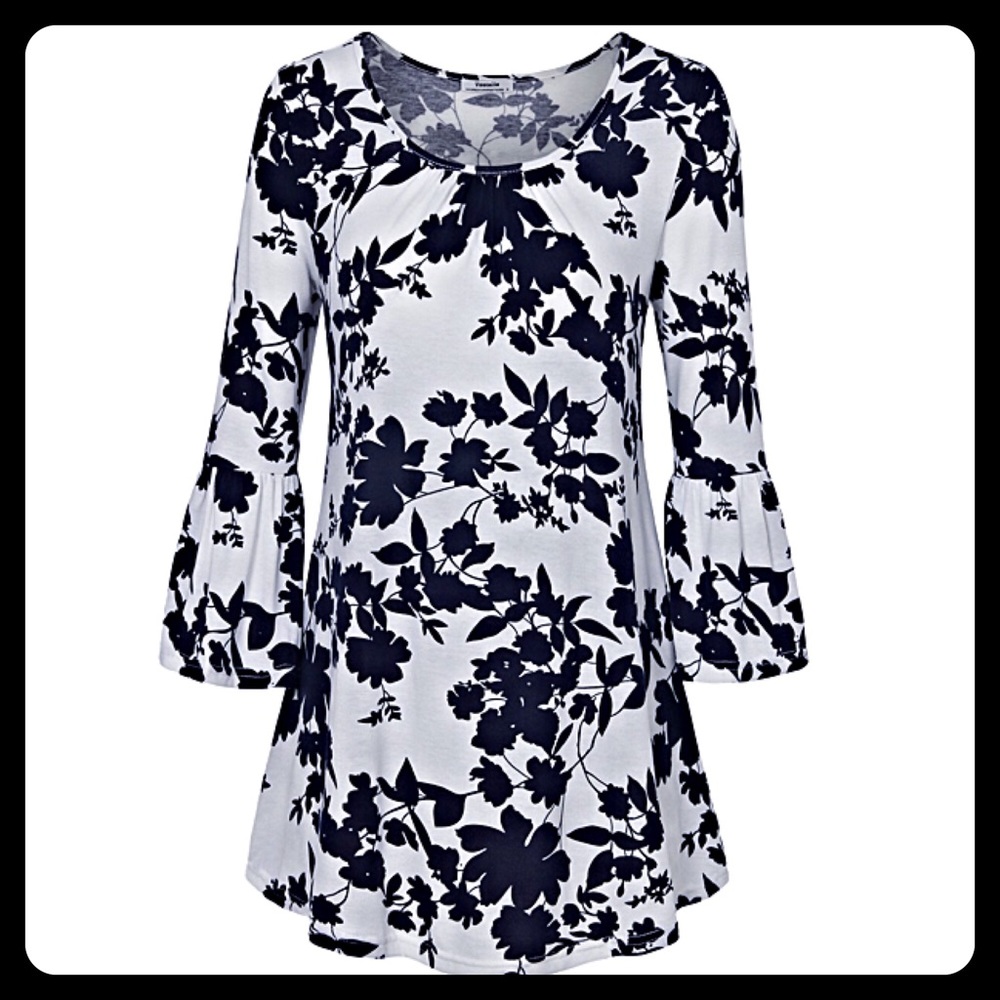 ✨Floral Printed w/3/4 Length Bell Sleeve Top✨